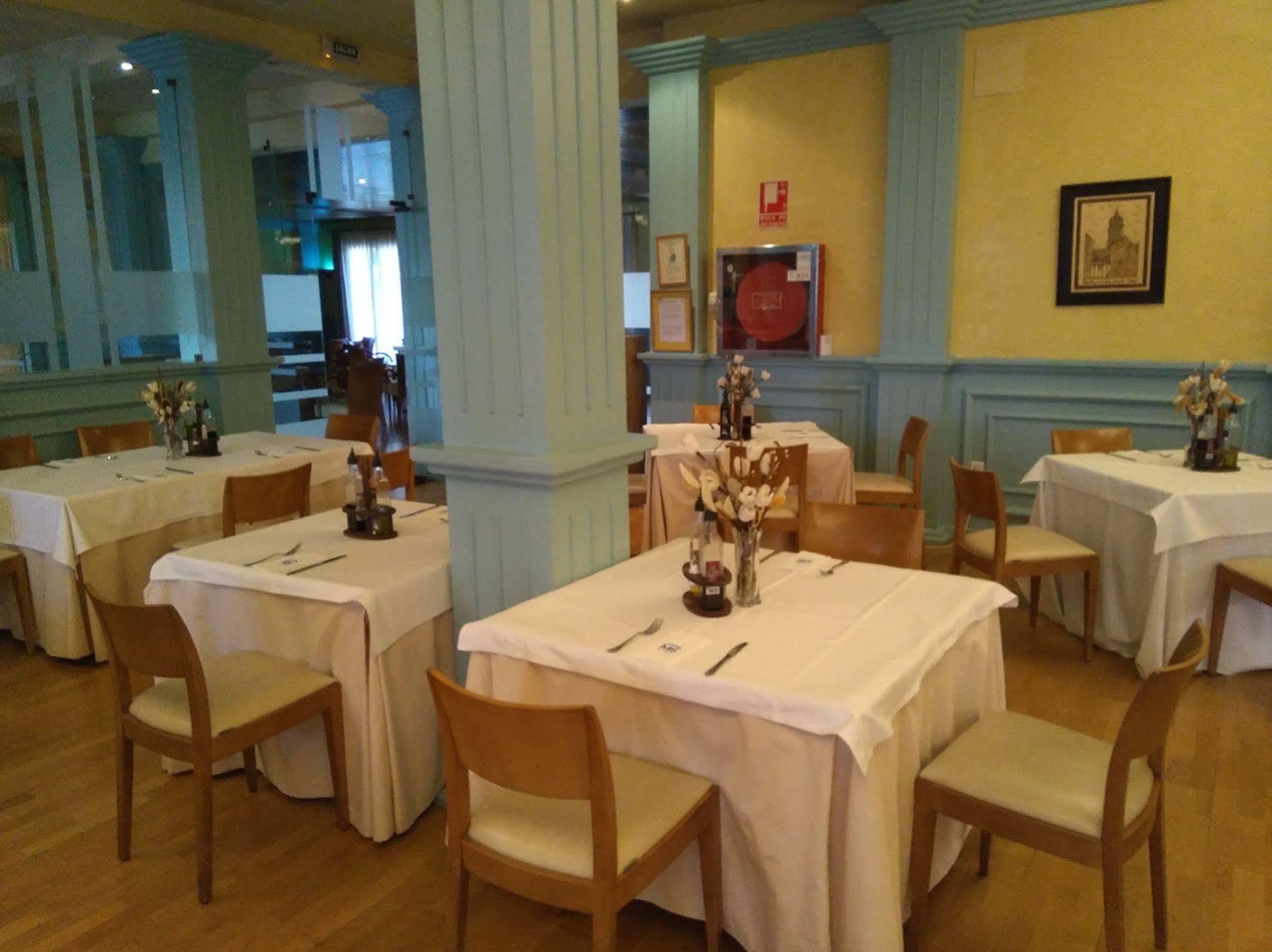 Hotel Fuente Las Piedras Cabra Ngoại thất bức ảnh