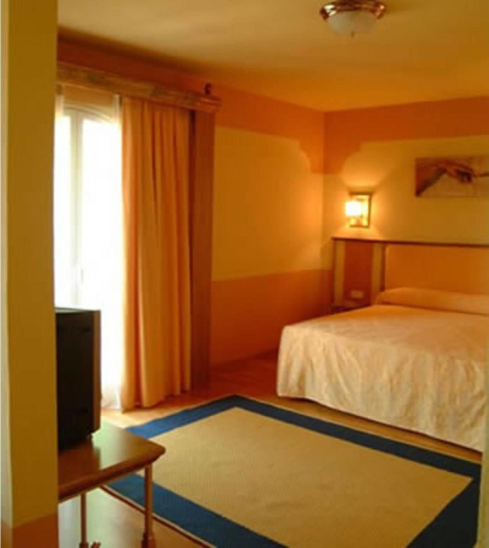 Hotel Fuente Las Piedras Cabra Ngoại thất bức ảnh